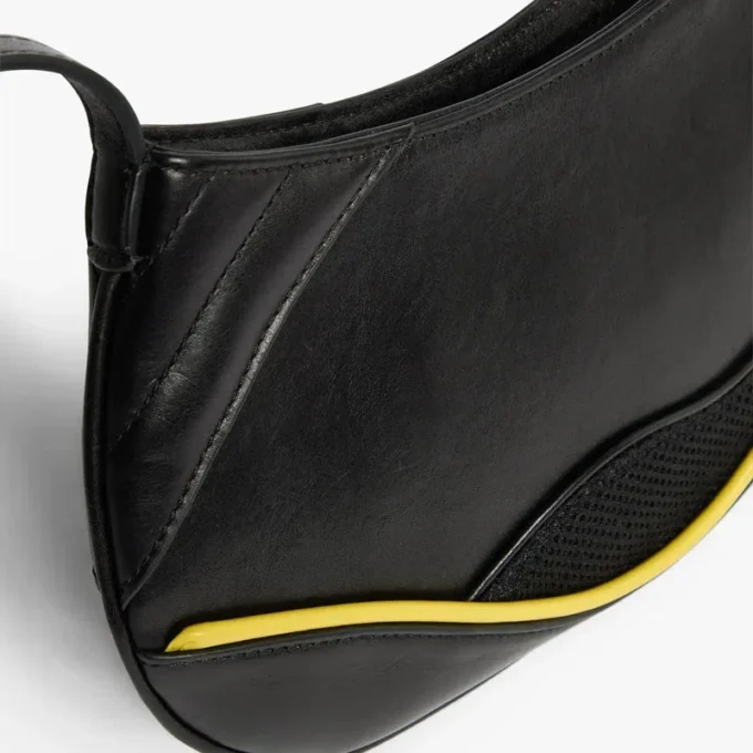 Bolso motero negro y estilizado