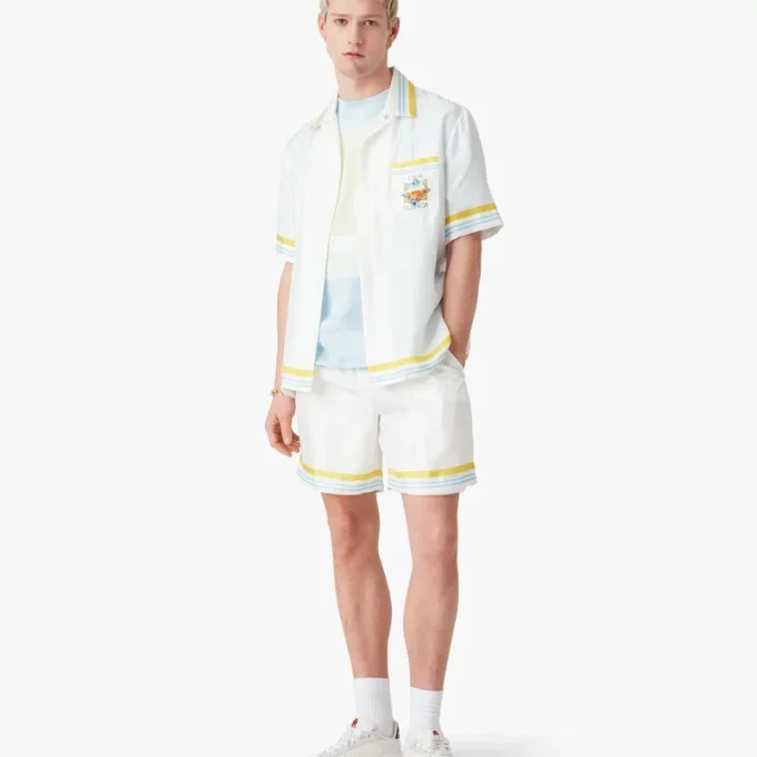 Camisa de seda de pantalón corto con paisaje de tenis en blanco