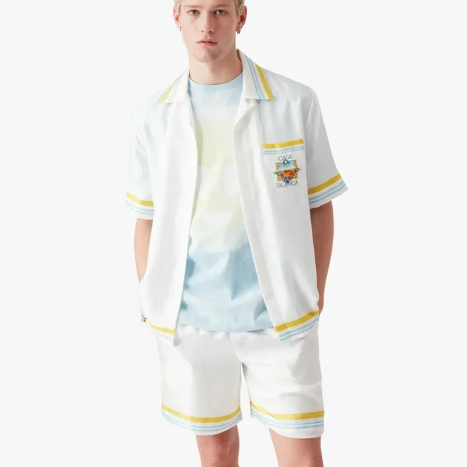 Camisa de seda de pantalón corto con paisaje de tenis en blanco