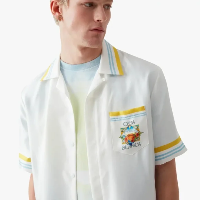 Camisa de seda de pantalón corto con paisaje de tenis en blanco