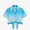 Camisas cortas de seda anudadas con monograma en degradado azul