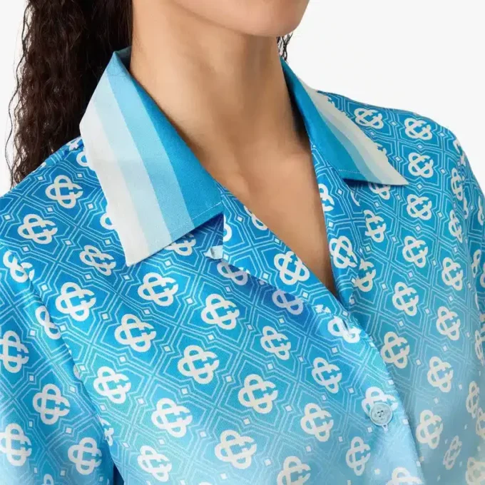 Camisas cortas de seda anudadas con monograma en degradado azul
