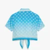 Camisas cortas de seda anudadas con monograma en degradado azul