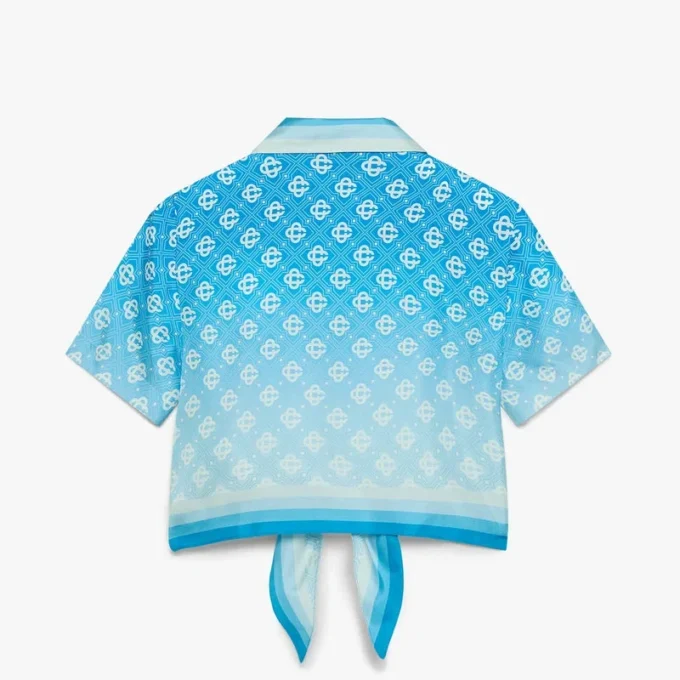 Camisas cortas de seda anudadas con monograma en degradado azul
