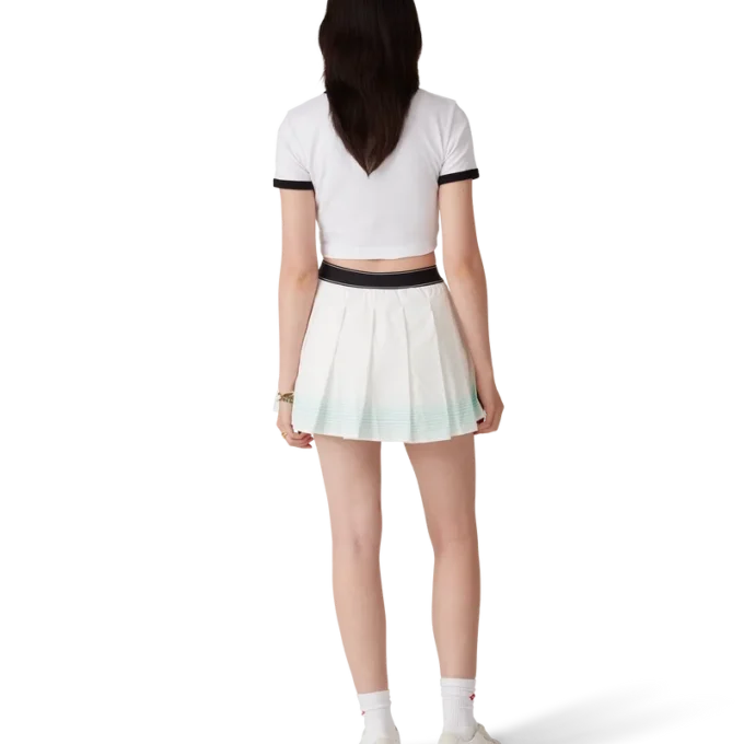 Camiseta con rayas degradadas y cuello redondo