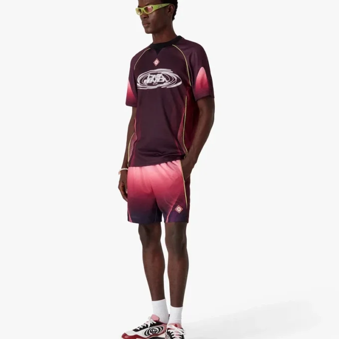 Camiseta de fútbol con pantalones cortos de manga corta con degradado en color berenjena