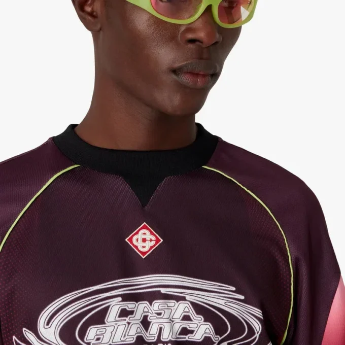 Camiseta de fútbol con pantalones cortos de manga corta con degradado en color berenjena