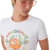 Camiseta de manga corta con cuello redondo y mascota naranja en pantalones cortos