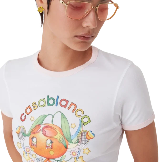 Camiseta de manga corta con cuello redondo y mascota naranja en pantalones cortos