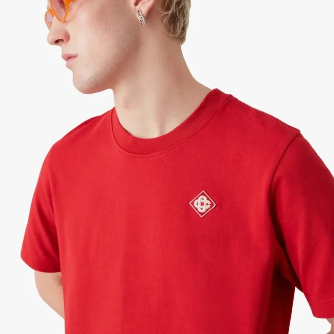 Camiseta de manga corta con el logotipo del diamante rojo