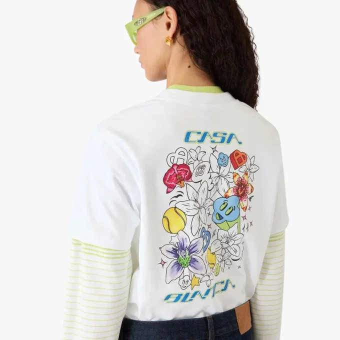 Camiseta de manga corta con grafitis blancos