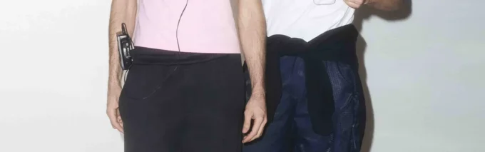 Camiseta de manga corta con grafitis blancos