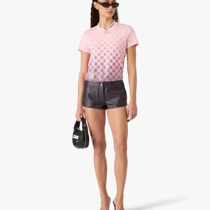 Camiseta de manga corta con monograma en degradado de berenjena en pantalones cortos