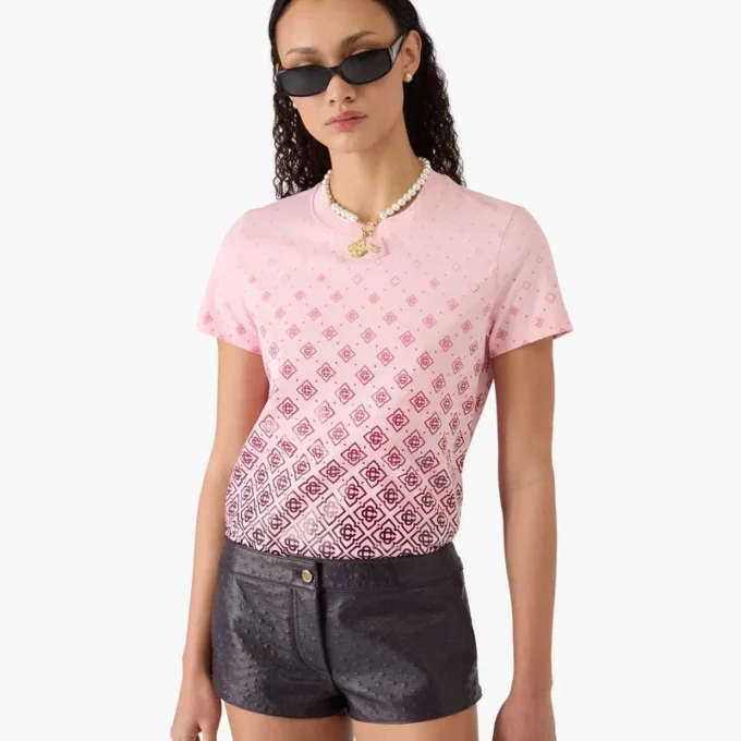 Camiseta de manga corta con monograma en degradado de berenjena en pantalones cortos