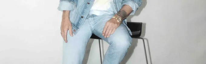 Pantalones de mezclilla con grafitis de lavado claro