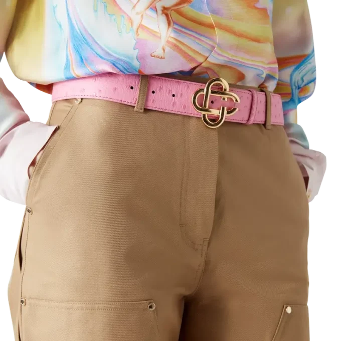 Cinturón rosa con logotipo CC en relieve