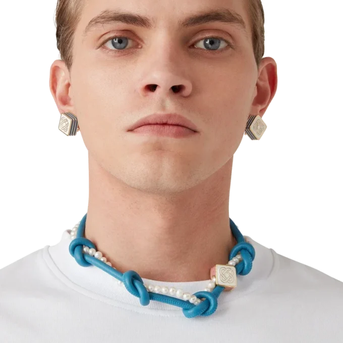 Collar azul con nudos