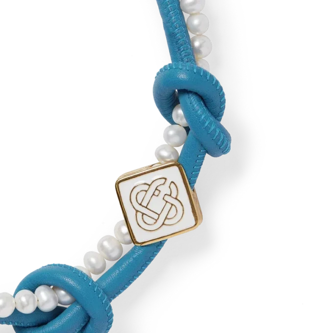 Collar azul con nudos