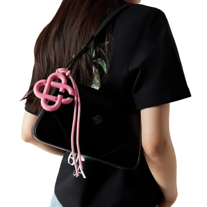 Dije con el logotipo CC