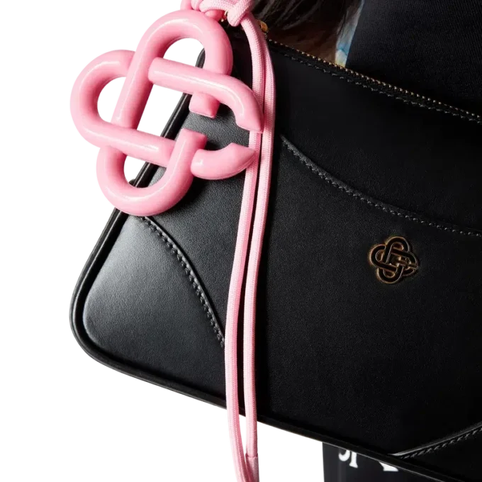 Dije con el logotipo CC