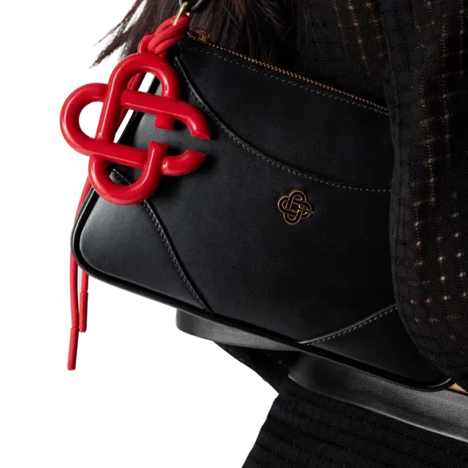 Dije con el logotipo CC