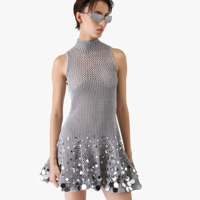 Minivestido de ganchillo plateado con espejos