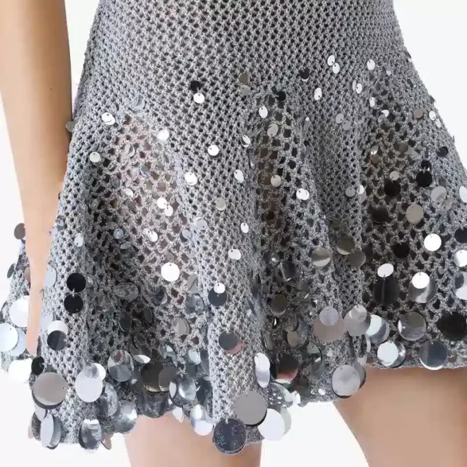 Minivestido de ganchillo plateado con espejos