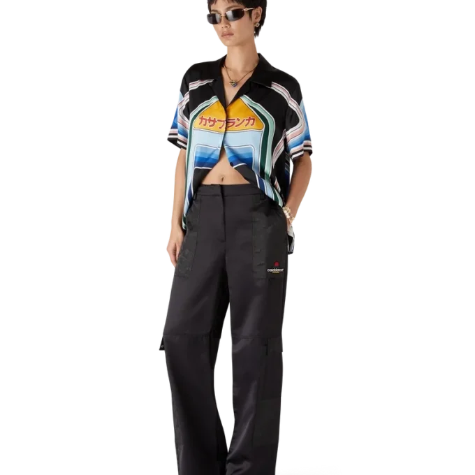 Pantalones cargo de nylon y satén con estampado de camuflaje de montaña