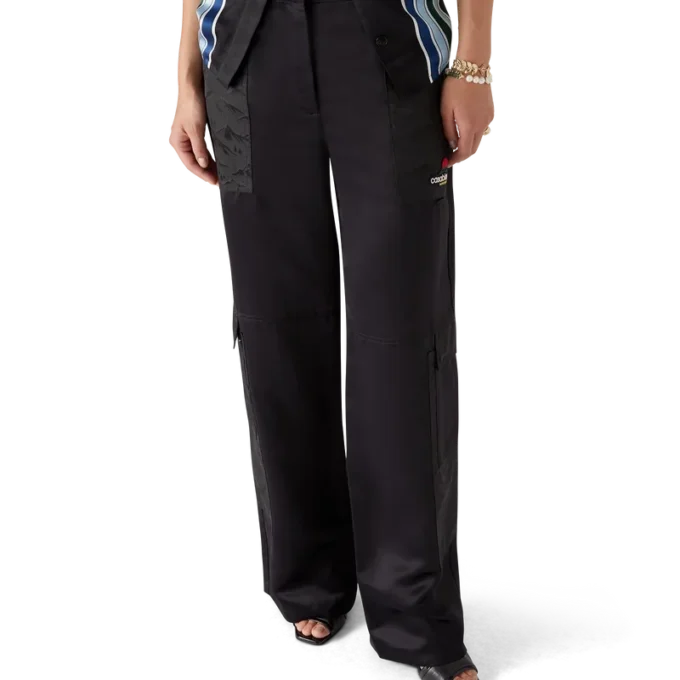 Pantalones cargo de nylon y satén con estampado de camuflaje de montaña