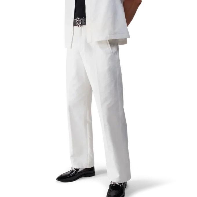 Pantalones chino con monograma en blanco