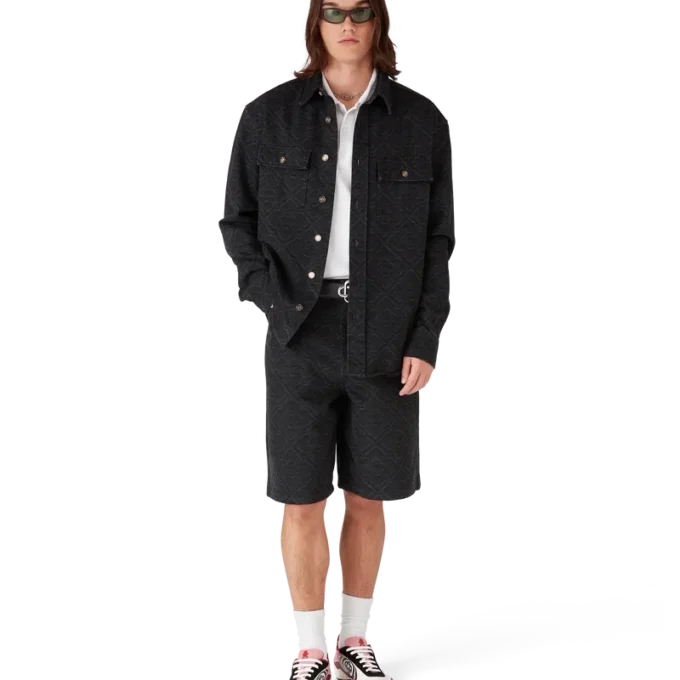 Pantalones cortos de mezclilla con monograma láser