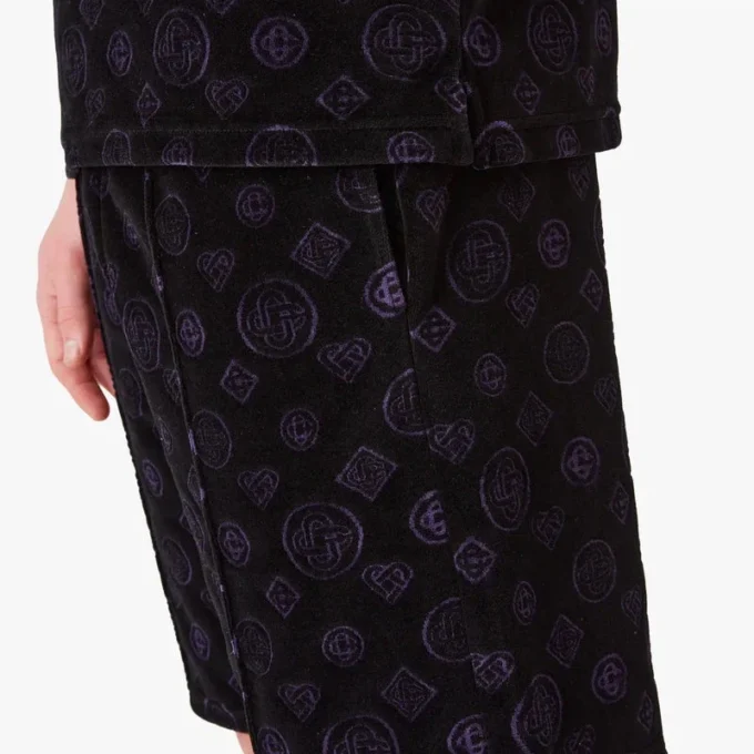 Pantalones cortos de terciopelo con monograma morado