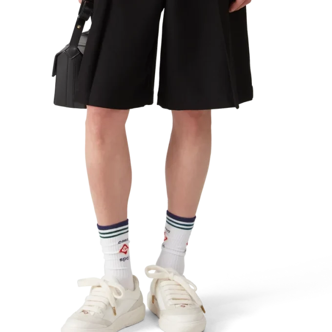 Pantalones cortos entallados de lana con pliegues