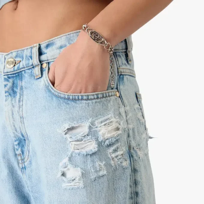 Pantalones de mezclilla con grafitis de lavado claro
