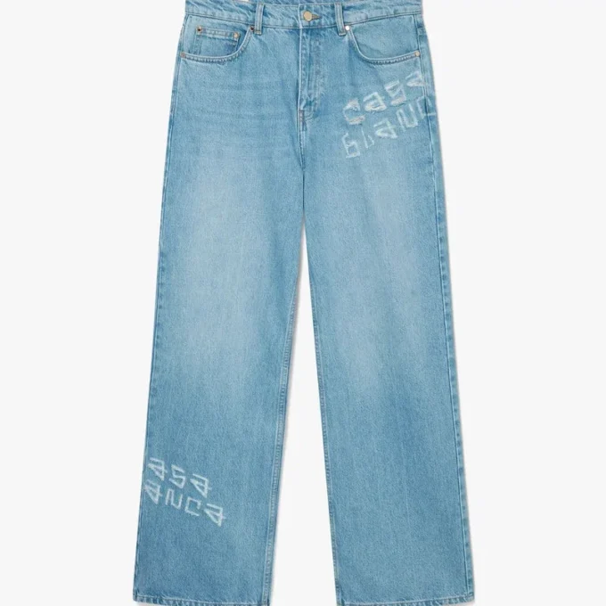 Pantalones de mezclilla desgastados con grafitis