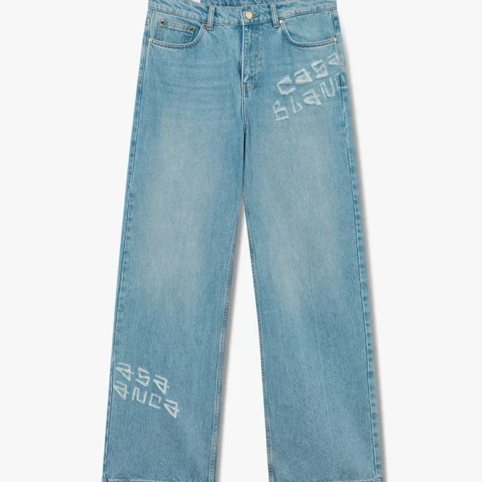 Pantalones de mezclilla desgastados con grafitis