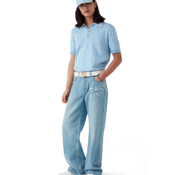 Pantalones de mezclilla desgastados con grafitis