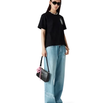 Pantalones de mezclilla desgastados con grafitis