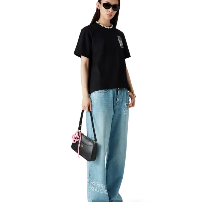 Pantalones de mezclilla desgastados con grafitis