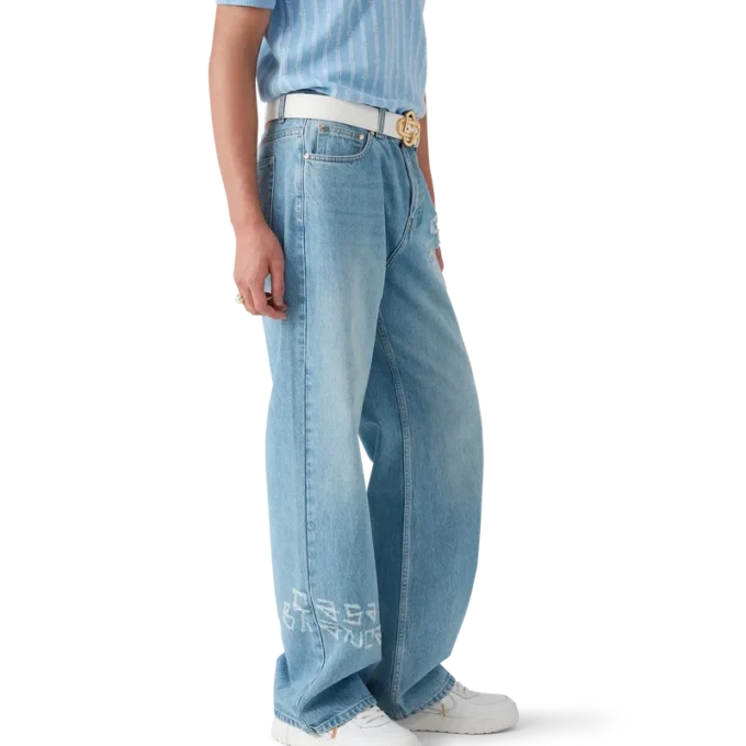 Pantalones de mezclilla desgastados con grafitis