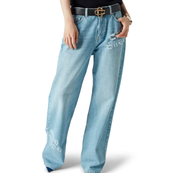 Pantalones de mezclilla desgastados con grafitis