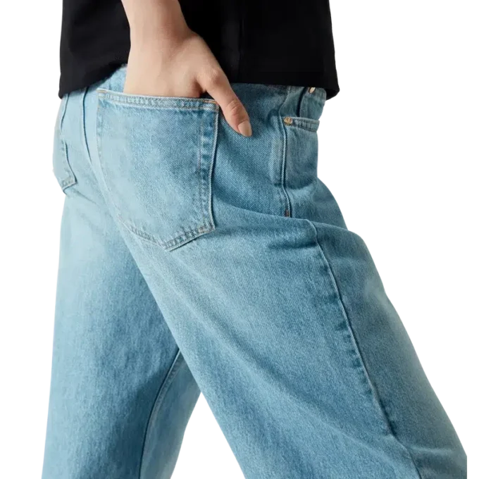 Pantalones de mezclilla desgastados con grafitis