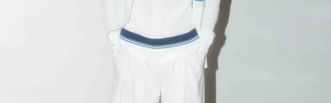 Chaqueta deportiva de malla a rayas blancas y azules