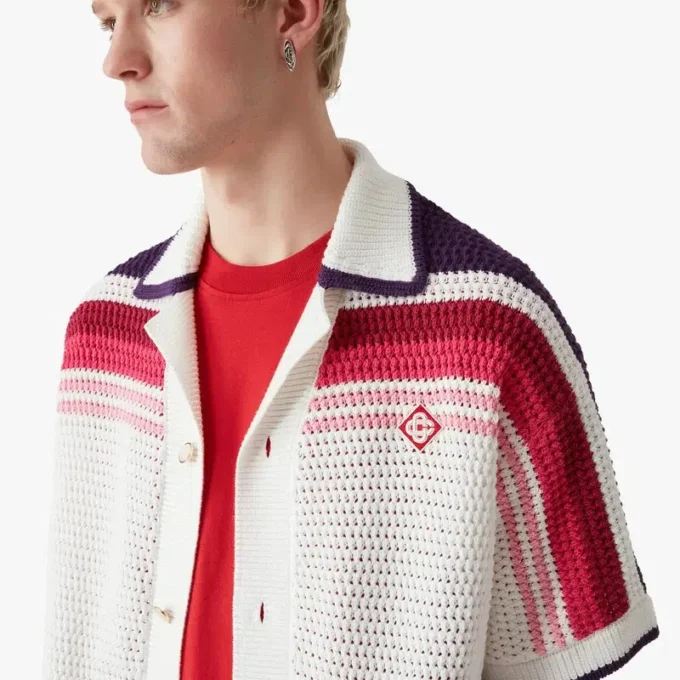 Polo de manga corta con rayas blancas