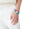 Pulsera de perlas con nudos azul