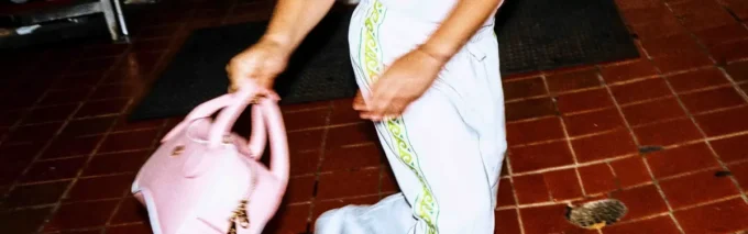 Pulsera de perlas con nudos rosa