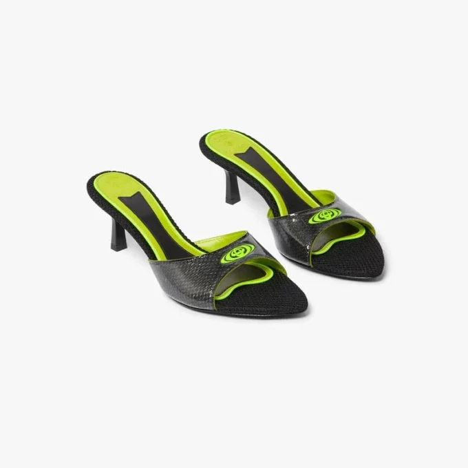 Sandalias tipo mule con tacón negro