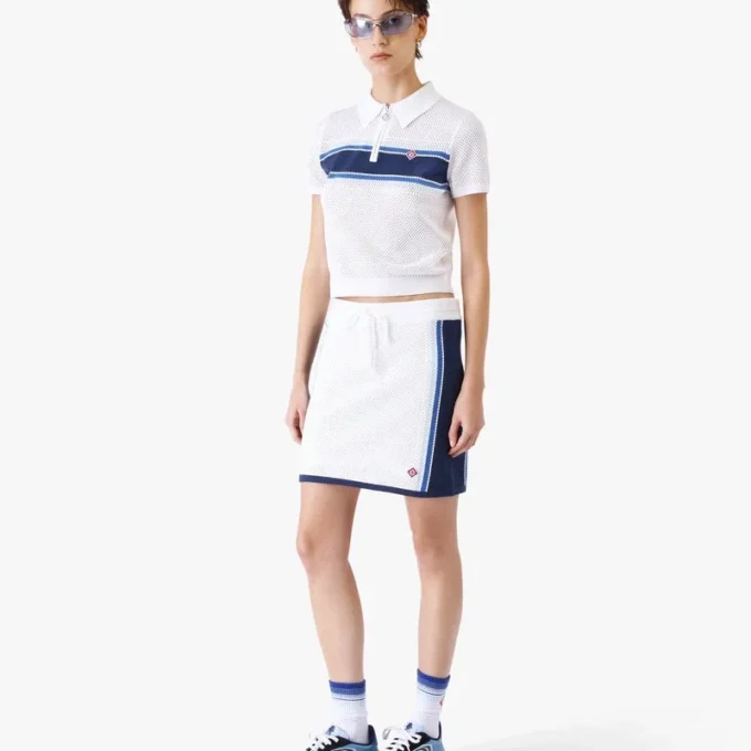 Top de malla a rayas blancas y azules