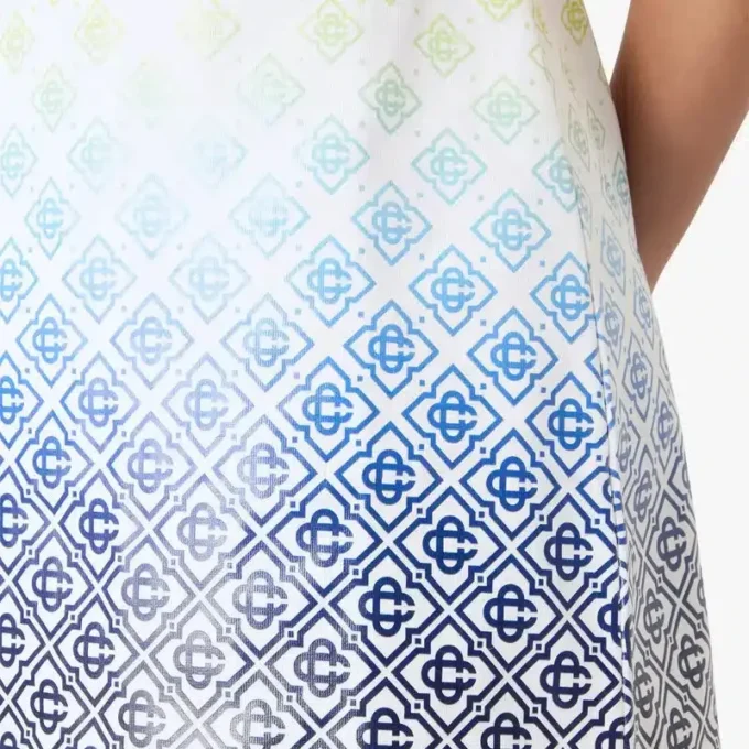 Vestido de camiseta con monograma en degradado blanco